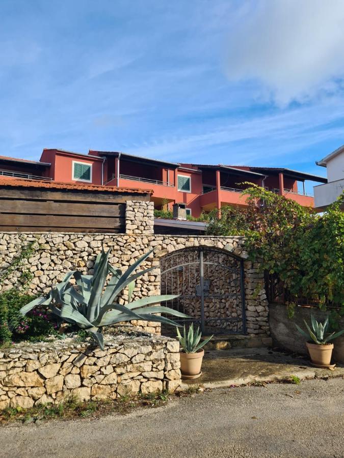 Red House With Swimming Pool Vinišće