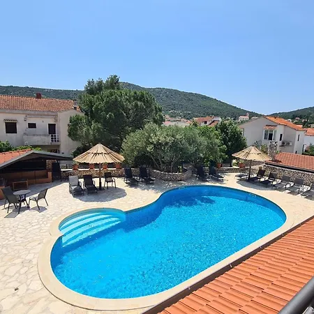 Red House Apartment With Swimming Pool Vinisce Exterior photo
