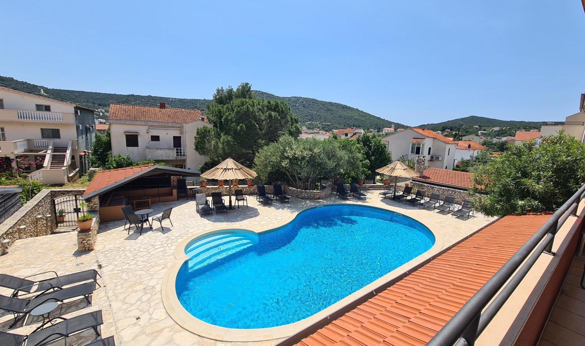 Red House With Swimming Pool Appartement *