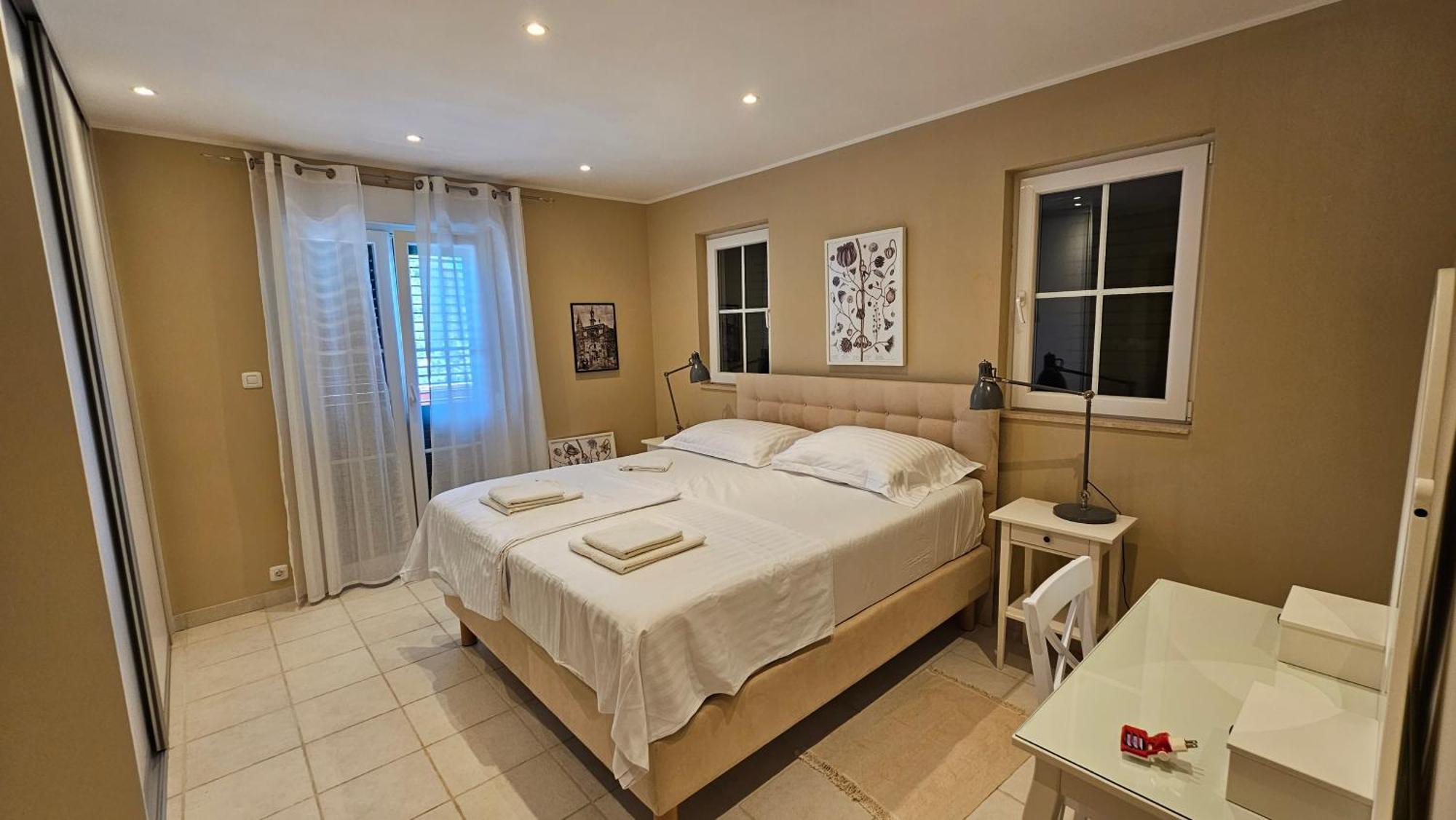 Red House With Swimming Pool Apartment