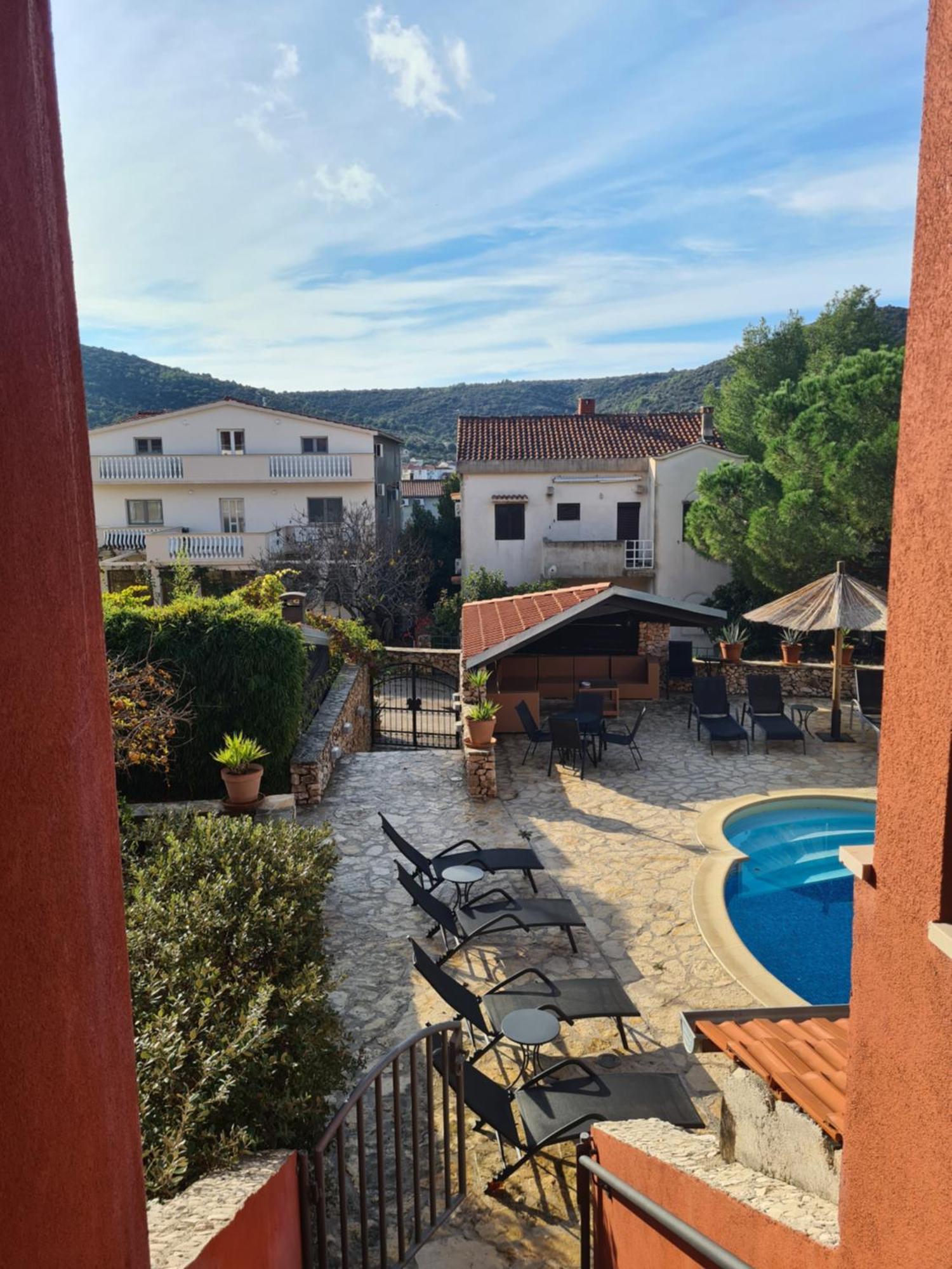 Red House With Swimming Pool Apartment Vinisce